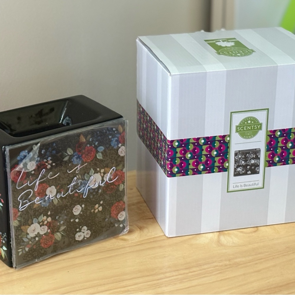 Scentsy Floral Black Warmer